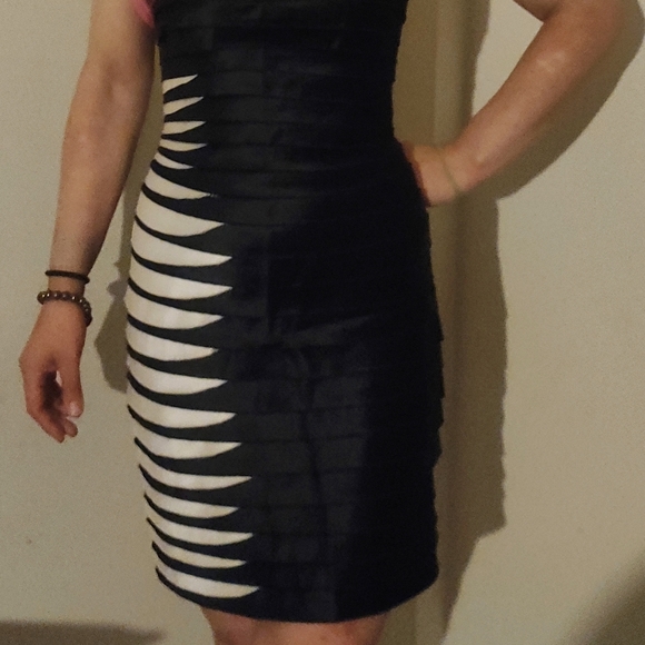 BCBGMAXAZRIA-EUC-RARE- BLACK&WHITE DOWN RIGHT SIDE STRAPLESS DRESS - Picture 9 of 11